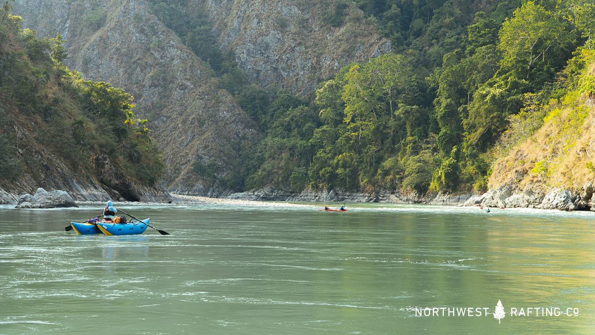 Rafting and kayaking on the Puna Tseng Chhu in Bhutan