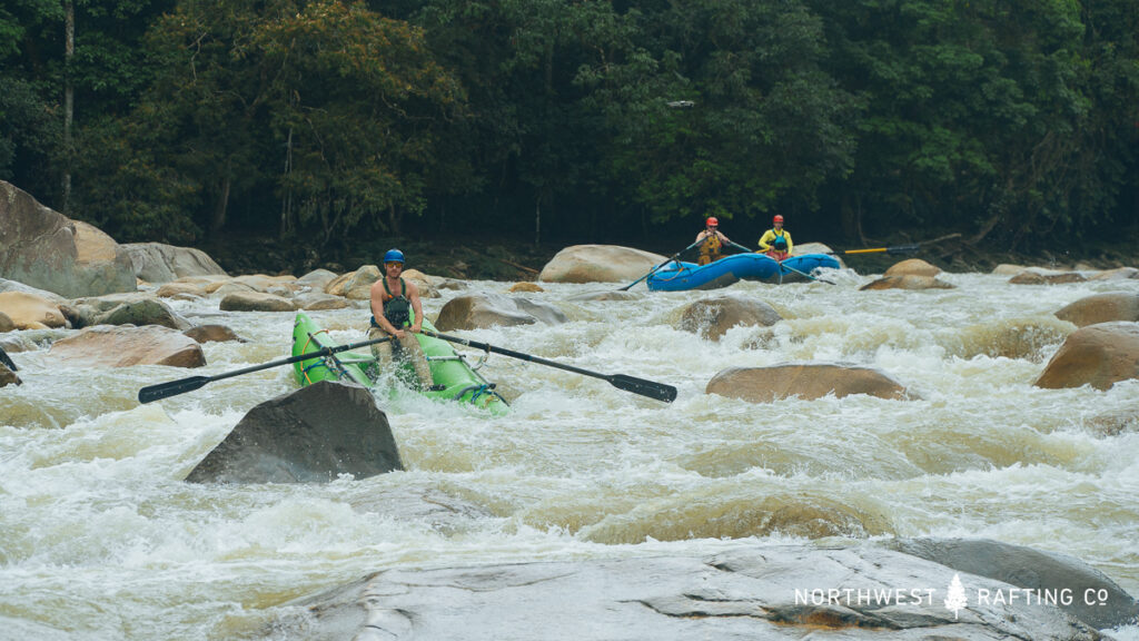 Rowing the Río Piatua in our Class III+ Rowing School